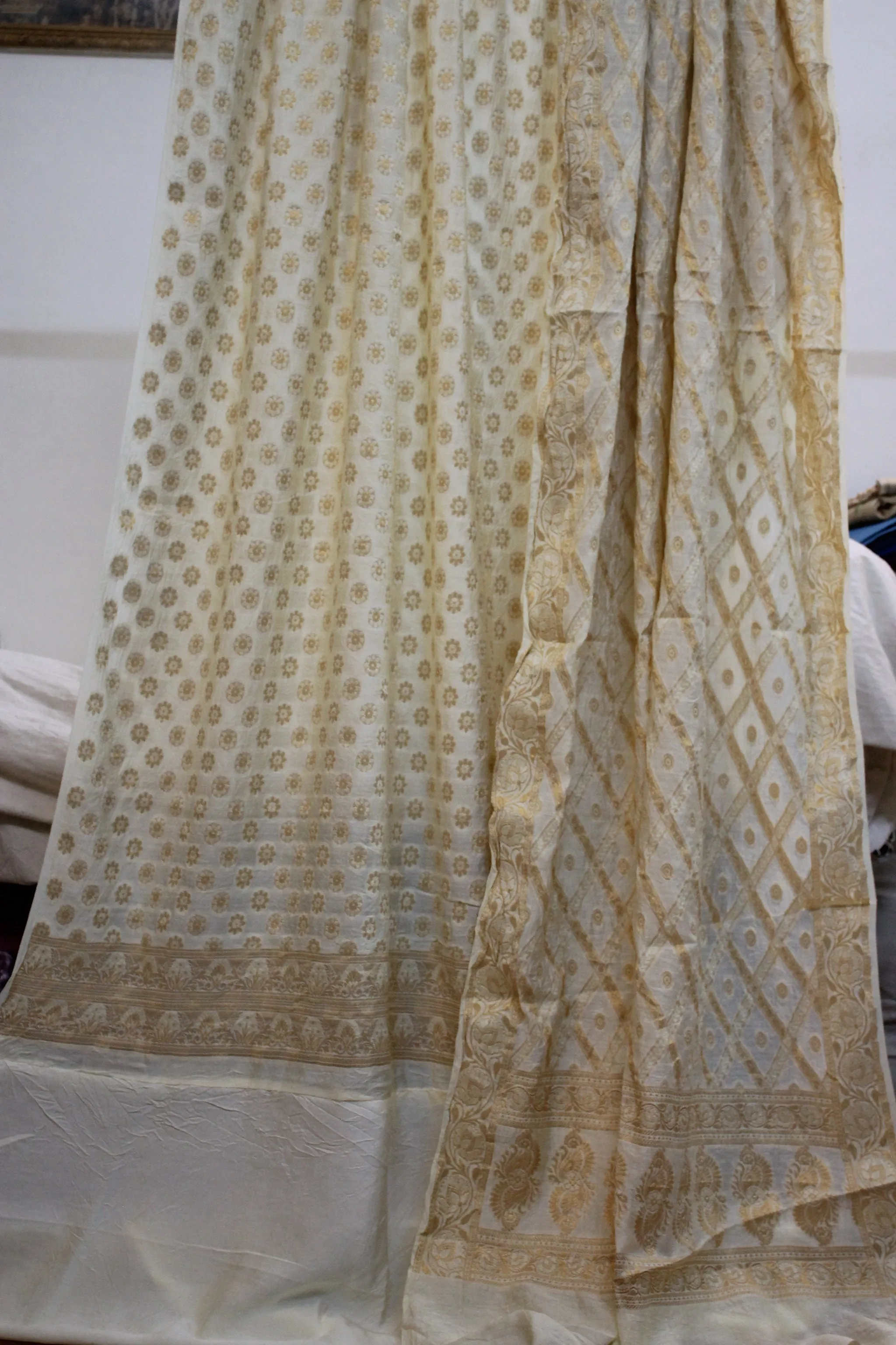 Pure Elegance: White Handloom 3 Pcs Cotton Silk Banarasi Dress Material